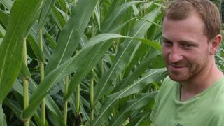 Florent Claudel, en Gaec avec son oncle, ne regrette pas de payer pour de l'irrigation, sécurisant ses stocks de maïs ensilage.